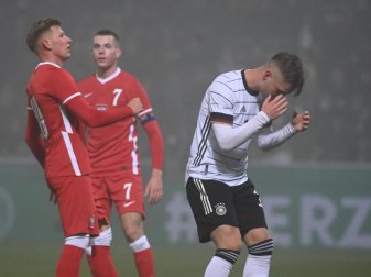 Das deutsche U21-Team um Luca Netz (r) verlor klar gegen Polen. Foto: Marijan Murat/dpa Das deutsche U21-Team um Luca Netz (r) verlor klar gegen Polen. Foto: Marijan Murat/dpa