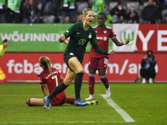 Wolfsburgs Kathrin Hendrich (M) jubelt über ihren Treffer zum 1:0, daneben Bayerns Giulia Gwinn (l) und Viviane Asseyi. Foto: Angelika Warmuth/dpa Wolfsburgs Kathrin Hendrich (M) jubelt über ihren Treffer zum 1:0, daneben Bayerns Giulia Gwinn (l) und Viviane Asseyi. Foto: Angelika Warmuth/dpa