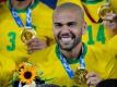 Brasiliens Dani Alves jubelt mit der Goldmedaille. (Archivbild). Foto: Andre Penner/AP/dpa