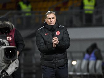 Stefan Kuntz, Trainer der Türkei, verfolgt ein Spiel am Spielfeldrand. Foto: Roman Koksarov/AP/dpa Stefan Kuntz, Trainer der Türkei, verfolgt ein Spiel am Spielfeldrand. Foto: Roman Koksarov/AP/dpa