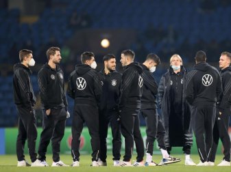Die DFB-Spieler stehen vor dem Aufwärmen auf dem Rasen. Foto: Christian Charisius/dpa Die DFB-Spieler stehen vor dem Aufwärmen auf dem Rasen. Foto: Christian Charisius/dpa