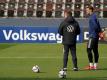 Bundestrainer Hansi Flick (l) und Manuel Neuer. Bleibt er unverletzt, wird Bayern-Torhüter Neuer seinen Platz bei der WM sicher haben. Foto: Marcus Brandt/dpa