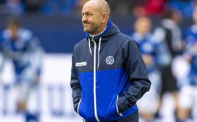 Darmstadts Trainer Torsten Lieberknecht denkt derzeit noch nicht an einen möglichen Aufstieg. Foto: David Inderlied/dpa/Archivbild