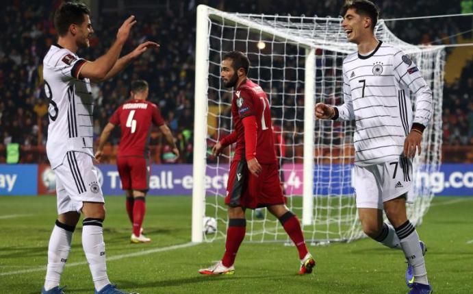 Jonas Hofmann (l) feiert das 1:0 gegen Armenien mit Torschütze Kai Havertz (r). Foto: Christian Charisius/dpa