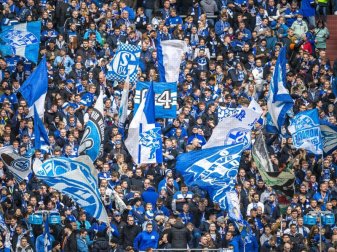 Der FC Schalke 04 regt seine Fans an, sich impfen zu lassen. Foto: David Inderlied/dpa Der FC Schalke 04 regt seine Fans an, sich impfen zu lassen. Foto: David Inderlied/dpa