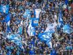 Der FC Schalke 04 regt seine Fans an, sich impfen zu lassen. Foto: David Inderlied/dpa