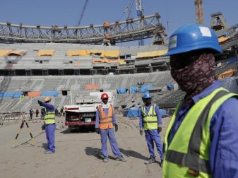 Ein Jahr vor Beginn der Fußball-WM in Katar sieht Amnesty International noch immer weit verbreitete Verstöße gegen die Rechte von Arbeitsmigranten. Foto: Hassan Ammar/AP/dpa Ein Jahr vor Beginn der Fußball-WM in Katar sieht Amnesty International noch immer weit verbreitete Verstöße gegen die Rechte von Arbeitsmigranten. Foto: Hassan Ammar/AP/dpa