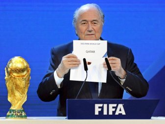Der ehemalige FIFA-Präsident Joseph Blatter präsentiert Katar als Ausrichter der Fußball-WM 2022. Foto: Walter Bieri/epa/dpa Der ehemalige FIFA-Präsident Joseph Blatter präsentiert Katar als Ausrichter der Fußball-WM 2022. Foto: Walter Bieri/epa/dpa