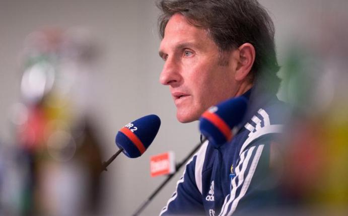HSV-Trainer Bruno Labbadia hat zum Rückrundenauftakt gegen den FC Bayern München im Kader Ausfälle. Foto: Christian Charisius