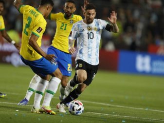 Lionel Messi (r) aus Argentinien in Aktion gegen Matheus Cunha (hinten) und Danilo (l) aus Brasilien. Foto: Gustavo Ortiz/dpa Lionel Messi (r) aus Argentinien in Aktion gegen Matheus Cunha (hinten) und Danilo (l) aus Brasilien. Foto: Gustavo Ortiz/dpa