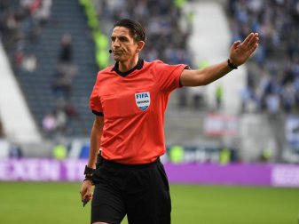 Ist offen für mehr Transparenz beim Videobeweis: Schiedsrichter Deniz Aytekin. Foto: Arne Dedert/dpa Ist offen für mehr Transparenz beim Videobeweis: Schiedsrichter Deniz Aytekin. Foto: Arne Dedert/dpa