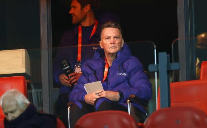 Verfolgte die Partie wegen einer Hüftverletzung im Rollstuhl sitzend von der Tribüne aus und gab per Telefon Anweisungen: Louis van Gaal. Foto: Koen Van Weel/ANP/dpa