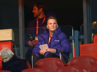 Verfolgte die Partie wegen einer Hüftverletzung im Rollstuhl sitzend von der Tribüne aus und gab per Telefon Anweisungen: Louis van Gaal. Foto: Koen Van Weel/ANP/dpa Verfolgte die Partie wegen einer Hüftverletzung im Rollstuhl sitzend von der Tribüne aus und gab per Telefon Anweisungen: Louis van Gaal. Foto: Koen Van Weel/ANP/dpa