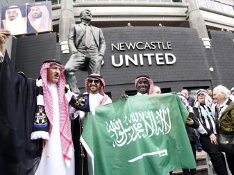 Fans von Newcastle United feiern saudi-arabisch gewandet vor dem Stadion St. James' Park die Übernahme des Clubs durch ein Konsortium. Foto: Owen Humphreys/PA Wire/dpa Fans von Newcastle United feiern saudi-arabisch gewandet vor dem Stadion St. James' Park die Übernahme des Clubs durch ein Konsortium. Foto: Owen Humphreys/PA Wire/dpa