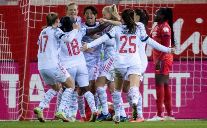 Saki Kumagai (4.v.l.) war die gefeierte Bayern-Spielerin beim Sieg gegen Lyon. Foto: Sven Hoppe/dpa