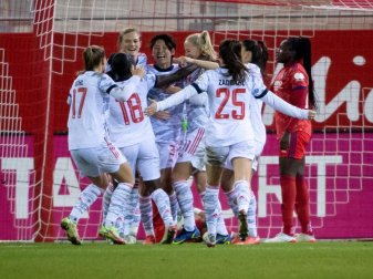 Saki Kumagai (4.v.l.) war die gefeierte Bayern-Spielerin beim Sieg gegen Lyon. Foto: Sven Hoppe/dpa Saki Kumagai (4.v.l.) war die gefeierte Bayern-Spielerin beim Sieg gegen Lyon. Foto: Sven Hoppe/dpa