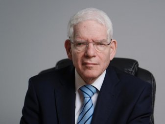 Sieht als Präsident des Zentralrats der Juden die Geschäftsbeziehungen des FC Bayern mit Katar kritisch: Josef Schuster. Foto: Nicolas Armer/dpa Sieht als Präsident des Zentralrats der Juden die Geschäftsbeziehungen des FC Bayern mit Katar kritisch: Josef Schuster. Foto: Nicolas Armer/dpa