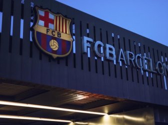 Blick auf das Logo des FC Barcelona am Camp Nou Stadion. Foto: Matthias Oesterle/dpa Blick auf das Logo des FC Barcelona am Camp Nou Stadion. Foto: Matthias Oesterle/dpa