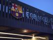 Blick auf das Logo des FC Barcelona am Camp Nou Stadion. Foto: Matthias Oesterle/dpa