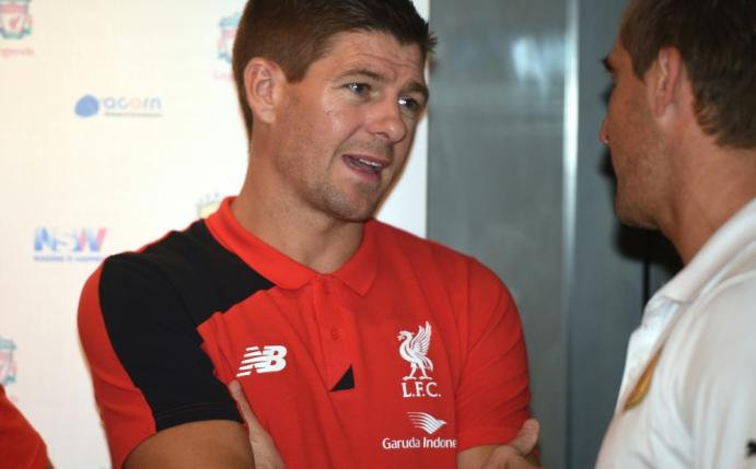 Reds-Legende Steven Gerrard hält zu Jürgen Klopp(SID-IMAGES)