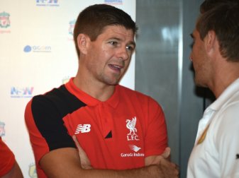 Reds-Legende Steven Gerrard hält zu Jürgen Klopp(SID-IMAGES) Reds-Legende Steven Gerrard hält zu Jürgen Klopp(SID-IMAGES)