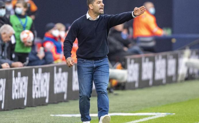 Schalkes Trainer Dimitrios Grammozis gibt Anweisungen. Foto: David Inderlied/dpa