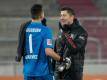 Polnisches Duell in Augsburg: FCA-Keeper Rafal Gikiewicz (l) erwartet Landsmann Robert Lewandowski mit dem FC Bayern. Foto: Sven Hoppe/dpa