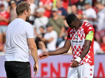 Hat eine hohe Meinung von Mainz-Coach Bo Svensson (l): Kapitän Moussa Niakhaté. Foto: Torsten Silz/dpa Hat eine hohe Meinung von Mainz-Coach Bo Svensson (l): Kapitän Moussa Niakhaté. Foto: Torsten Silz/dpa