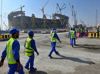 Immer wieder sterben Menschen bei den Arbeiten in Katar Immer wieder sterben Menschen bei den Arbeiten in Katar