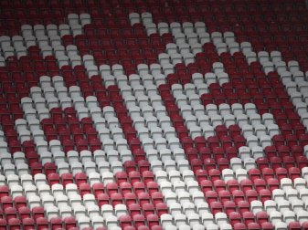 Das Logo von Mainz 05 ist auf den Rängen im Stadion zu sehen. Foto: Tom Weller/dpa Das Logo von Mainz 05 ist auf den Rängen im Stadion zu sehen. Foto: Tom Weller/dpa