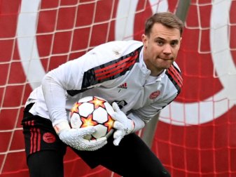 Bayern-Torwart Manuel Neuer fängt im Training ein paar Bälle. Foto: Sven Hoppe/dpa Bayern-Torwart Manuel Neuer fängt im Training ein paar Bälle. Foto: Sven Hoppe/dpa