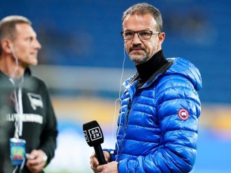 Herthas Geschäftsführer Fredi Bobic gibt im Rahmen eines Bundesliga-Spiels ein Interview. Foto: Uwe Anspach/dpa Herthas Geschäftsführer Fredi Bobic gibt im Rahmen eines Bundesliga-Spiels ein Interview. Foto: Uwe Anspach/dpa