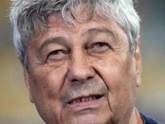 Dynamo Kiews Cheftrainer Mircea Lucescu schaut den Spielern beim Aufwärmen zu. Foto: Efrem Lukatsky/AP/dpa/Archivbild Dynamo Kiews Cheftrainer Mircea Lucescu schaut den Spielern beim Aufwärmen zu. Foto: Efrem Lukatsky/AP/dpa/Archivbild