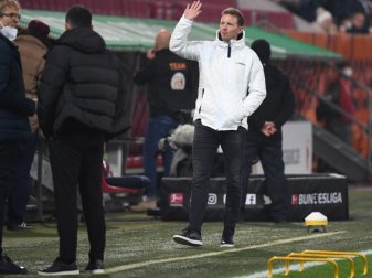 Bayerns Trainer Julian Nagelsmann ist nach dem Patzer gegen Augsburg wütend. Foto: Matthias Balk/dpa Bayerns Trainer Julian Nagelsmann ist nach dem Patzer gegen Augsburg wütend. Foto: Matthias Balk/dpa