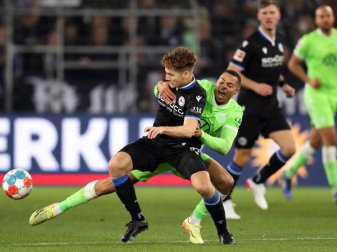 Bielefelds Cedric Brunner (l) und Wolfsburgs Lukas Nmecha kämpfen um den Ball. Foto: Friso Gentsch/dpa Bielefelds Cedric Brunner (l) und Wolfsburgs Lukas Nmecha kämpfen um den Ball. Foto: Friso Gentsch/dpa
