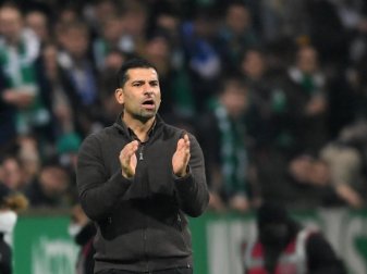 Schalkes Trainer Dimitros Grammozis gestikuliert an der Seitenlinie. Foto: Carmen Jaspersen/dpa