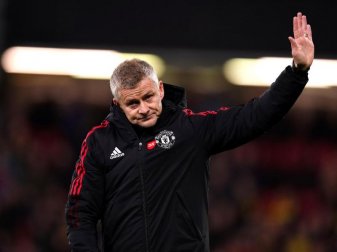 Verabschiedet sich nach der Niederlage beim FC Watford von den Fans: Manchester Uniteds Trainer Ole Gunnar Solskjaer. Foto: John Walton/PA Wire/dpa Verabschiedet sich nach der Niederlage beim FC Watford von den Fans: Manchester Uniteds Trainer Ole Gunnar Solskjaer. Foto: John Walton/PA Wire/dpa