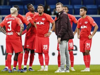 Nach der Niederlage bei der TSG 1899 Hoffenheim steht Leipzigs Trainer Jesse Marsch mit der Mannschaft auf dem Spielfeld. Foto: Uwe Anspach/dpa Nach der Niederlage bei der TSG 1899 Hoffenheim steht Leipzigs Trainer Jesse Marsch mit der Mannschaft auf dem Spielfeld. Foto: Uwe Anspach/dpa