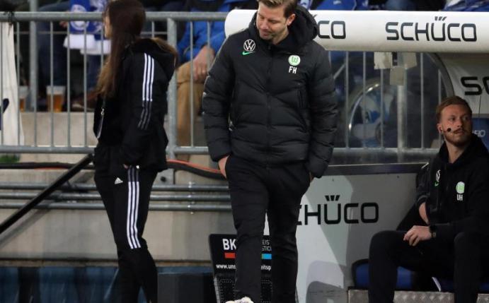 Im Spiel bei Arminia Bielefeld reagiert Wolfsburgs Trainer Florian Kohfeldt an der Seitenlinie. Foto: Friso Gentsch/dpa