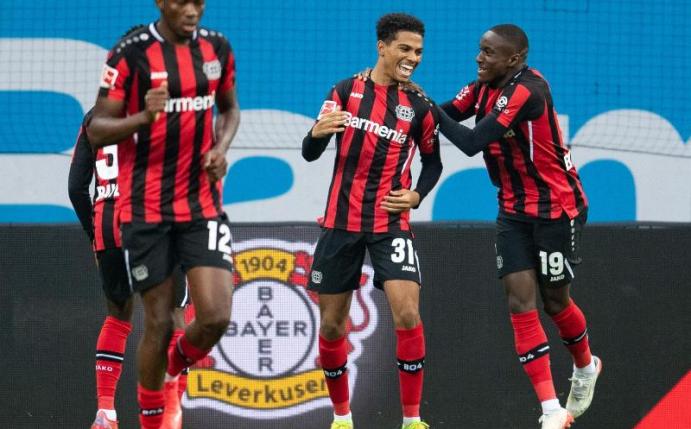 Leverkusens Amine Adli (M) hat das Tor zum 1:0-Sieg gegen Bielefeld erzielt. Foto: Marius Becker/dpa