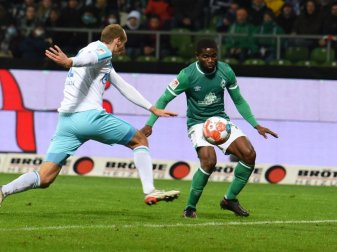 Wurde nach dem 1:1 gegen Schalke in sozialen Medien rassistisch beleidigt: Werder-Profi Roger Assalé. Foto: Carmen Jaspersen/dpa Wurde nach dem 1:1 gegen Schalke in sozialen Medien rassistisch beleidigt: Werder-Profi Roger Assalé. Foto: Carmen Jaspersen/dpa