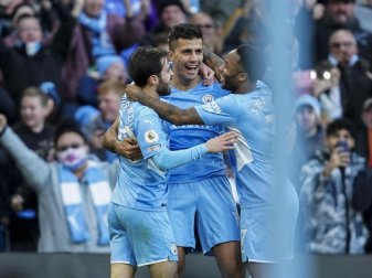 Manchester Citys Rodrigo (M) feiert gemeinsam mit Bernardo Silva und Raheem Sterling (r) das 2:0 für ihr Team. Foto: Jon Super/AP/dpa Manchester Citys Rodrigo (M) feiert gemeinsam mit Bernardo Silva und Raheem Sterling (r) das 2:0 für ihr Team. Foto: Jon Super/AP/dpa