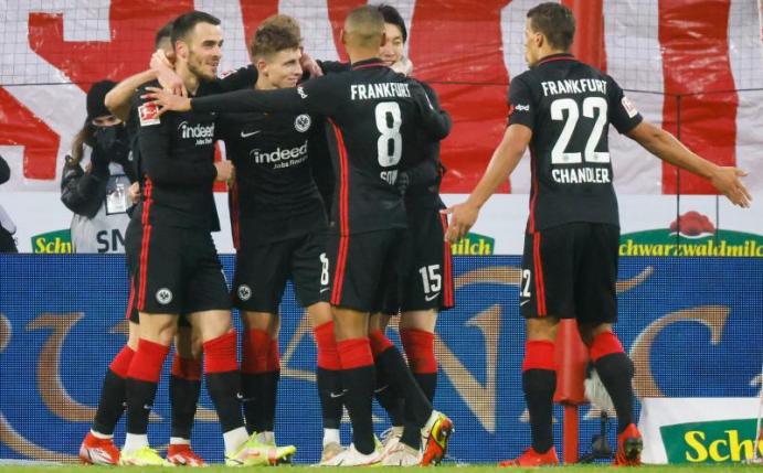 Jesper Lindström (3.v.l) jubelt mit seinen Frankfurter Mannschaftskameraden über seinen Treffer zur 1:0-Führung. Foto: Philipp Von Ditfurth/dpa