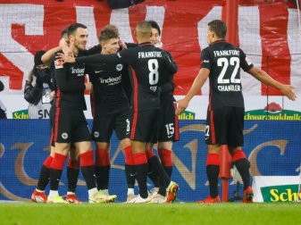 Jesper Lindström (3.v.l) jubelt mit seinen Frankfurter Mannschaftskameraden über seinen Treffer zur 1:0-Führung. Foto: Philipp Von Ditfurth/dpa Jesper Lindström (3.v.l) jubelt mit seinen Frankfurter Mannschaftskameraden über seinen Treffer zur 1:0-Führung. Foto: Philipp Von Ditfurth/dpa