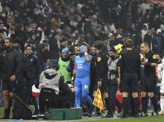 Marseilles Dimitri Payet (M) verlässt verletzt das Spielfeld, nachdem er von einer vollen Wasserflasche getroffen wurde. Foto: Laurent Cipriani/AP/dpa Marseilles Dimitri Payet (M) verlässt verletzt das Spielfeld, nachdem er von einer vollen Wasserflasche getroffen wurde. Foto: Laurent Cipriani/AP/dpa