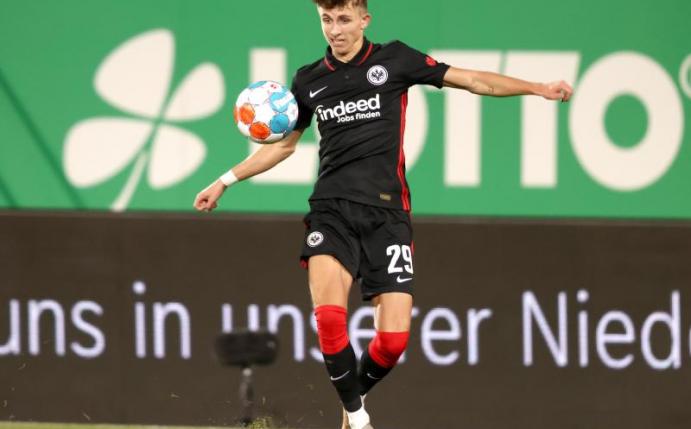 Der 21-jährige Frankfurter Jesper Lindström spielt den Ball. Foto: Daniel Karmann/dpa