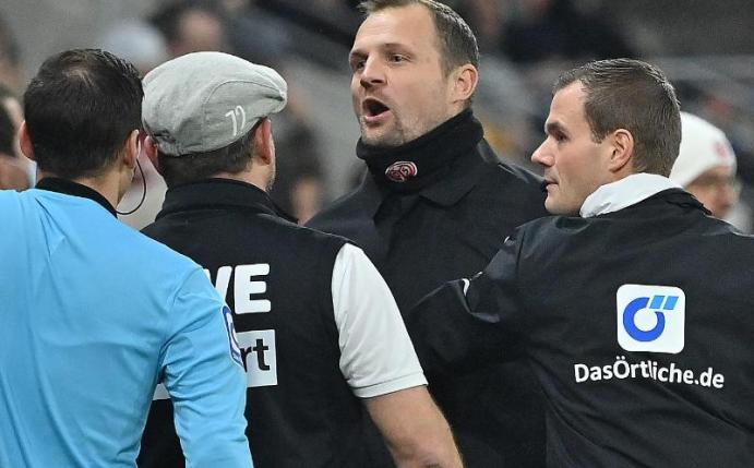 Der Mainzer Trainer Bo Svensson und Kölns Trainer Steffen Baumgart tauschen Nettigkeiten aus. Foto: Torsten Silz/dpa