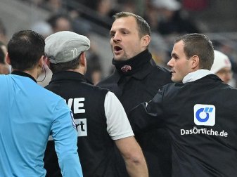 Der Mainzer Trainer Bo Svensson und Kölns Trainer Steffen Baumgart tauschen Nettigkeiten aus. Foto: Torsten Silz/dpa Der Mainzer Trainer Bo Svensson und Kölns Trainer Steffen Baumgart tauschen Nettigkeiten aus. Foto: Torsten Silz/dpa