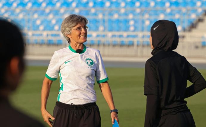 Fußball-Pionierin in Saudi-Arabien: Monika Staab (m.)
