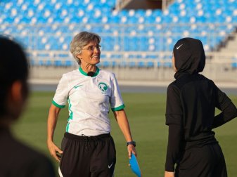 Fußball-Pionierin in Saudi-Arabien: Monika Staab (m.) Fußball-Pionierin in Saudi-Arabien: Monika Staab (m.)